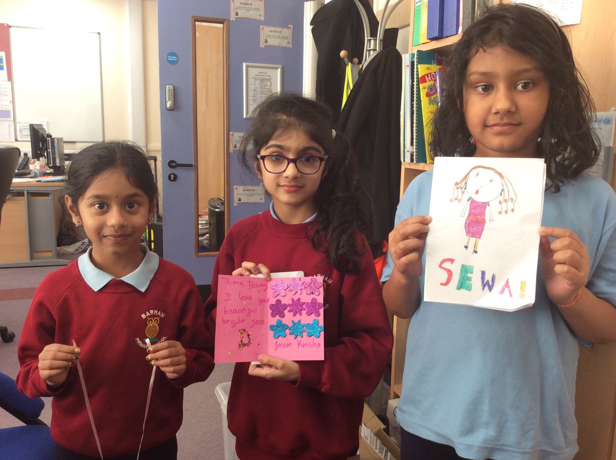 BarhamPrimary's tweet photo. More #RandomActsOfKindness for #SewaWeek2017 from chn in 3J. A handmade necklace and 2 handmade cards. #ThankYou #BeingKind #GoBarham https://t.co/3iYlWsTLgp