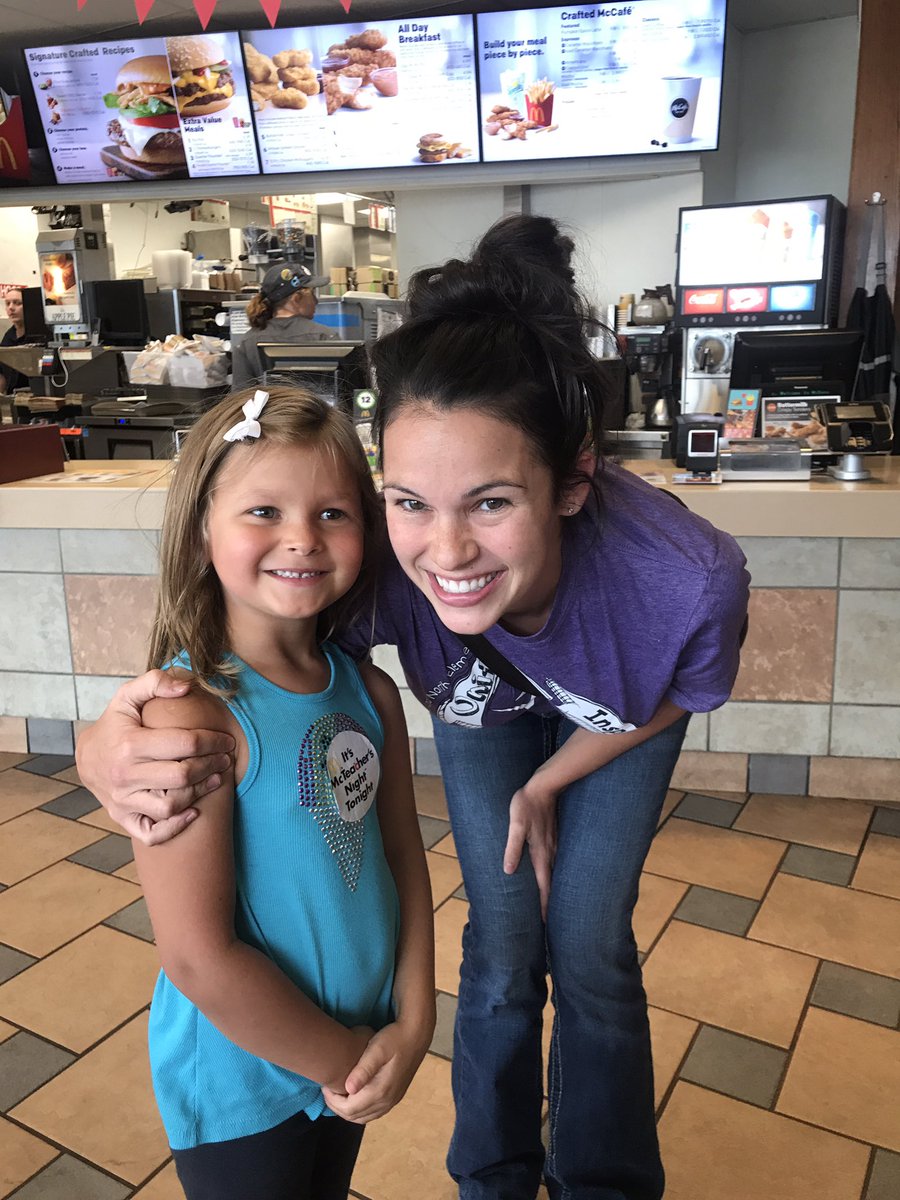 DrMattTeeter's tweet photo. Darci wanted to see Mrs. Robertson at #McTeacherNight @wn_tigers @willardschools #itsgoodtobeatiger #whywillard โบ๏ธ๐ https://t.co/aTEKE18aEY