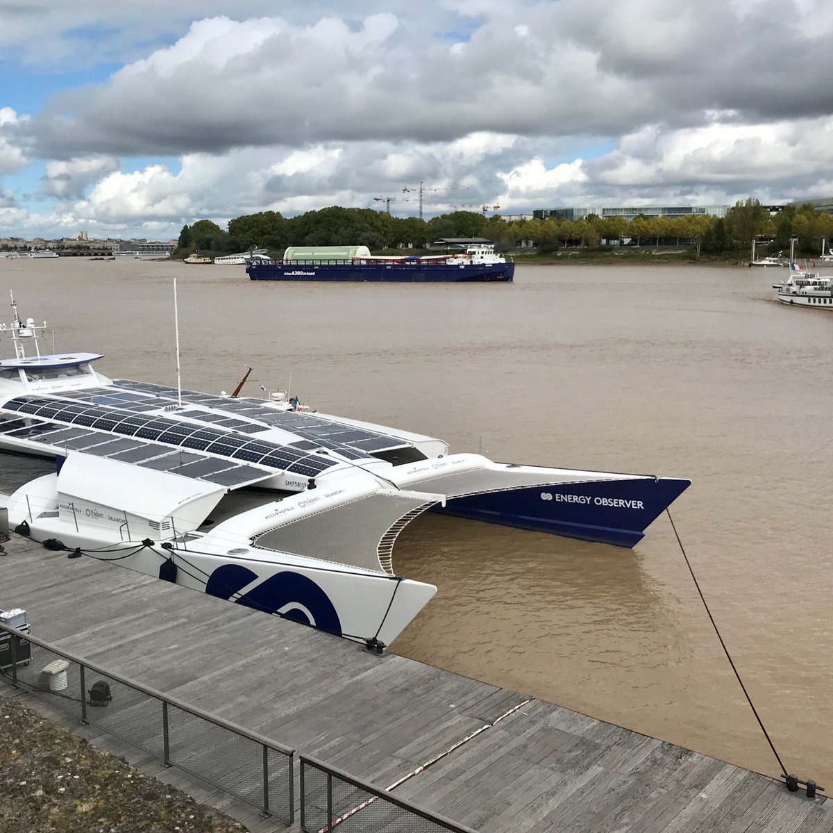 VinsBarch's tweet photo. Petit concentré de technologie à #Bordeaux. #energy_observer #A380. Des raisons de croire en l’avenir, non? https://t.co/qU8hPy22lA