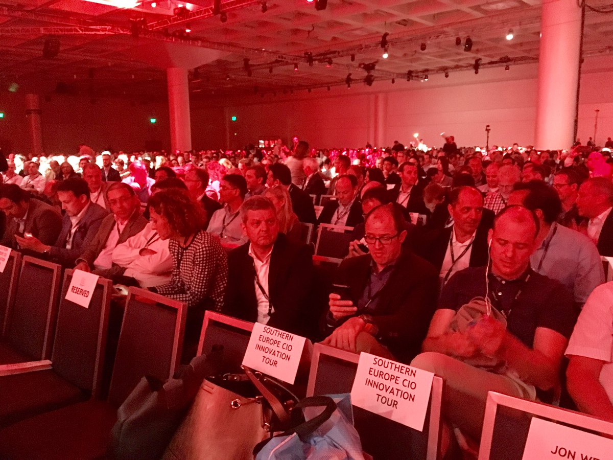 Carmenpizarro's tweet image. More than 15.000 People waiting for Larry Ellison to start the keynote at #OOW17 #oracleinnovation17. Exciting!