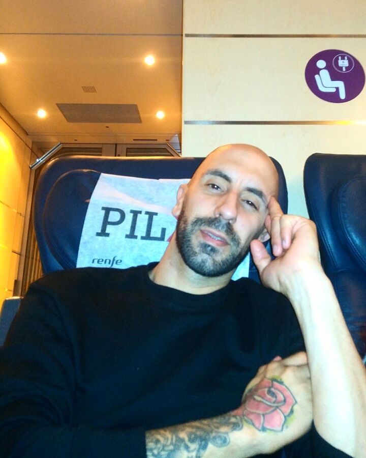magicjavistar's tweet photo. Quiero agradecer a toda esa gente que me sigue a diario y la muestra de cariño que recibo de todos vosotros. #UnpocodeRow #GoodNight https://t.co/CcJioxiTJu