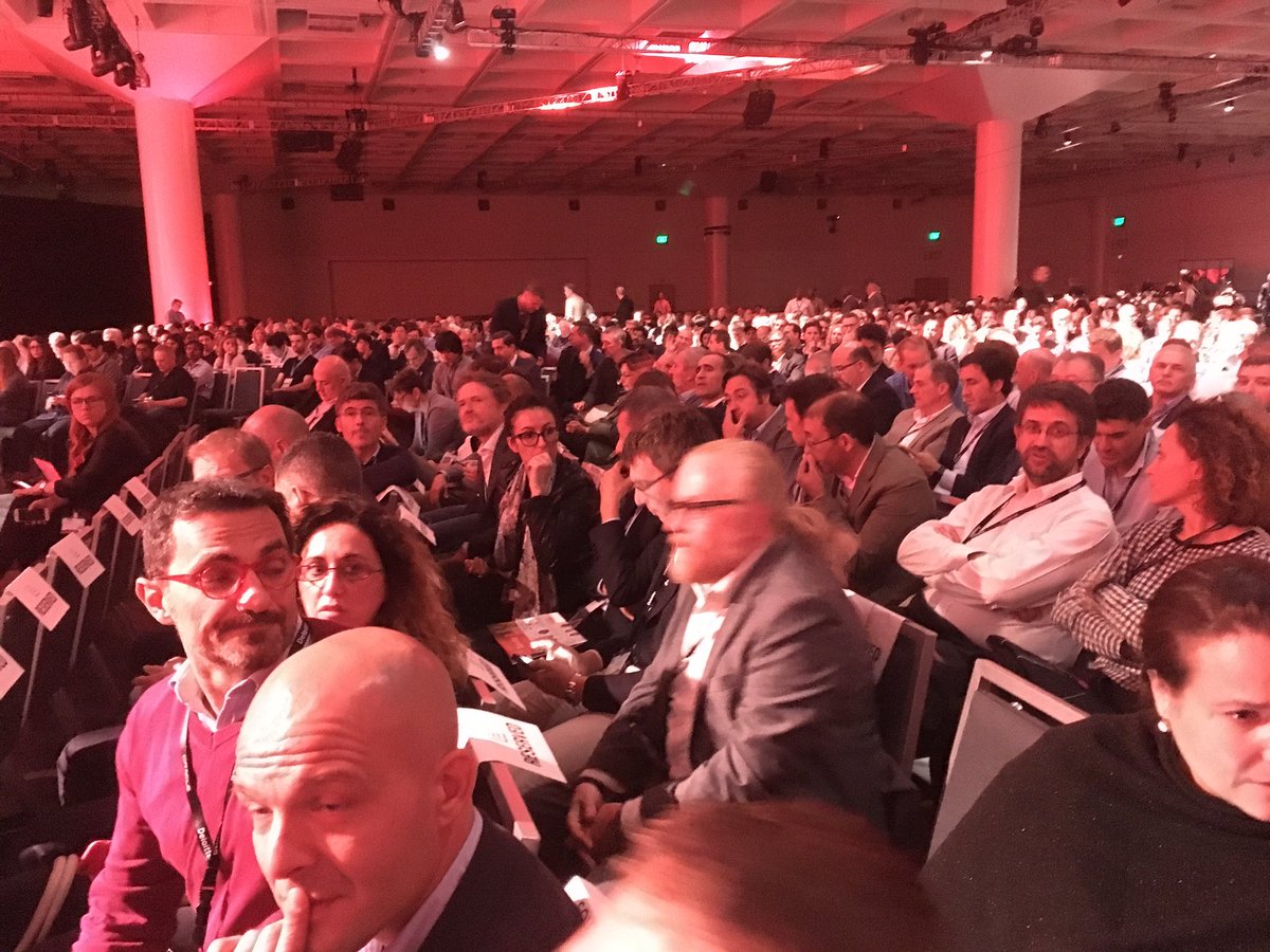 Carmenpizarro's tweet image. Arriba el telón! Esperando el Keynote de Larry Emisión en #oow17 #Oracleinnovation17. Expectación por los nuevos anuncios!