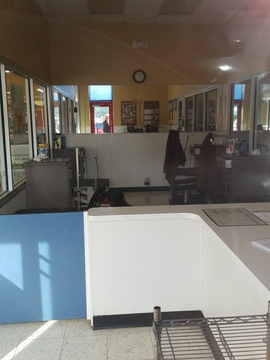 ELAWendling's tweet photo. And again... Why am I not surprised that they aren't open?! #thisisridiculous #worstbusiness #whereareyourhours https://t.co/KfO3C397hx