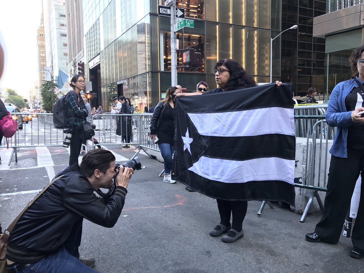 AlfredoT47's tweet photo. Ahora mismo. Manifestantes en alrededores de #TrumpTower para protestar tras declaraciones #DonaldTrump en #PuertoRico @Telemundo47 https://t.co/Qa2BnzvCAZ
