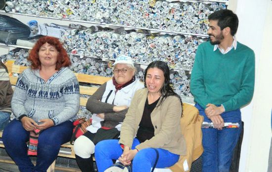 EquipCaceresHCD's tweet photo. "VIVAS LAS QUEREMOS!" 👧👩👵📢

Participé junto a las compañeras del #MovimientoEvita #CCC #Mumala y #BarriosDePie del taller #VivasNosQueremos https://t.co/jyO6urcnuQ