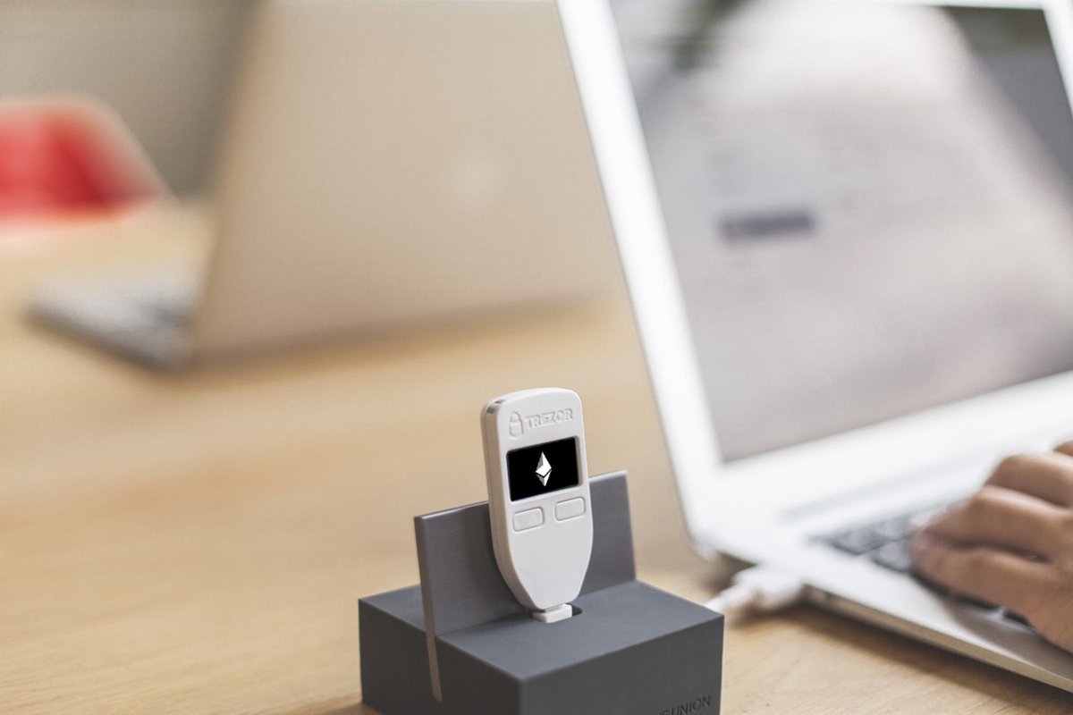 TokenoIogy's tweet photo. Ladies &amp; Gents! Our first #giveaway 10 free annual memberships in our private chat and 6 @TREZOR wallets if we get 2000 Retweets &amp; Follows https://t.co/ULMT3d3Tr6