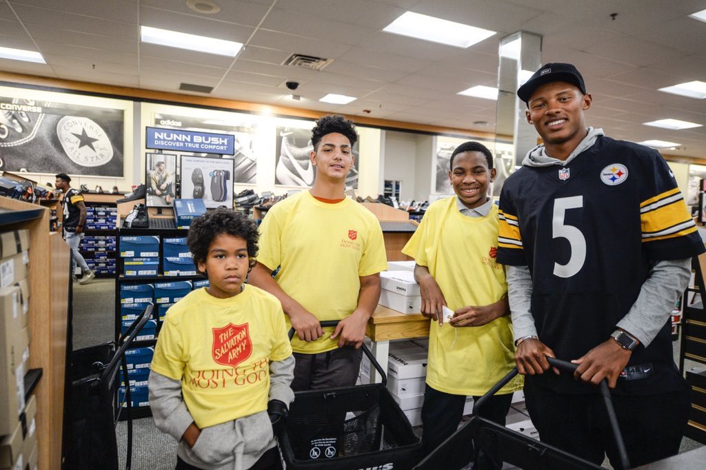 josh_dobbs1's tweet image. Fun @steelers day off, shopping with these kids. Winter will be here soon. Thankfully @ProjectBundleUp is there to help those in need to get prepared.