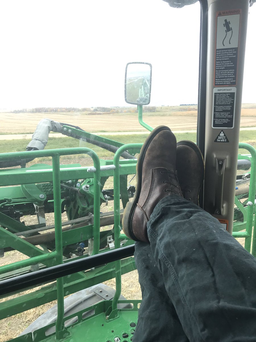 vixfarms's tweet photo. Time to put feet up when you fill sprayer, drive to field and it's misting with nothing on radar.  #JohnDeere #dieweeds https://t.co/htdpAsTiMF
