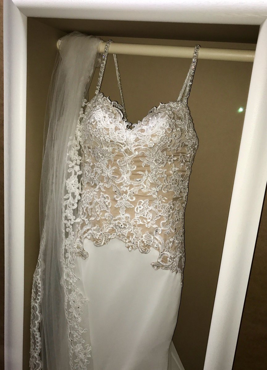 TheArtStudioUK's tweet photo. Bespoke box frame made by our framers for this wedding dress, veil &amp; shoes #weddingdress #bespokeframing @TheArtStudioUK @4WallsbyArqadia https://t.co/jSrEprNNTz