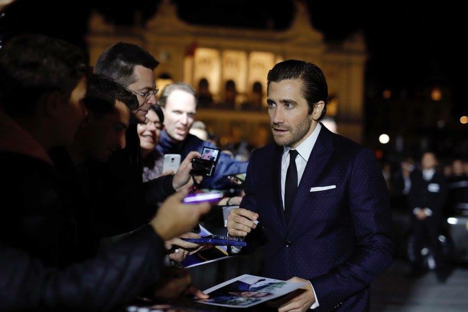 zurichfilmfest's tweet photo. #JakeGyllenhaal took his time to meet and greet fans before receiving the #GoldenEyeAward and presenting @StrongerTheFilm at #ZFF2017. https://t.co/gpIww3BHIs