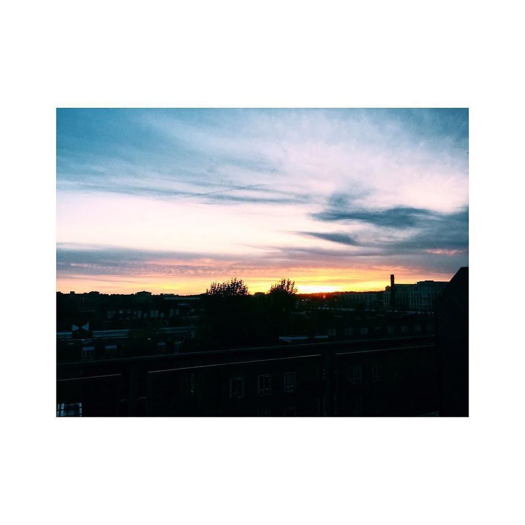themakingoflola's tweet photo. Counting down the North London sunsets 😎 #London #sunset_itis #cloudpatterns #sunset https://t.co/TOOK7Wox1R https://t.co/M6ed6W2jNc