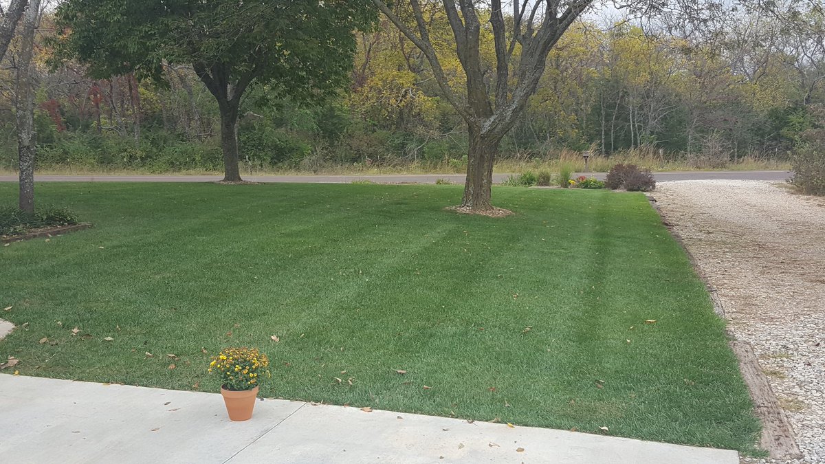 ksturfguy's tweet photo. The @GravelyMowers Pro-stance  laying down some nice stripes. https://t.co/0EgL10zECn