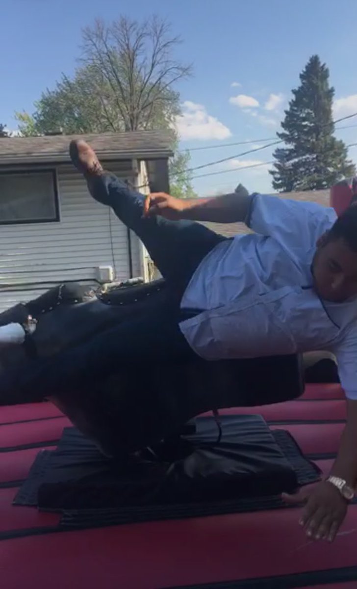 dcCrownCrushes's tweet photo. I wish mike would ride me like this bull https://t.co/Nb4n75kkvU