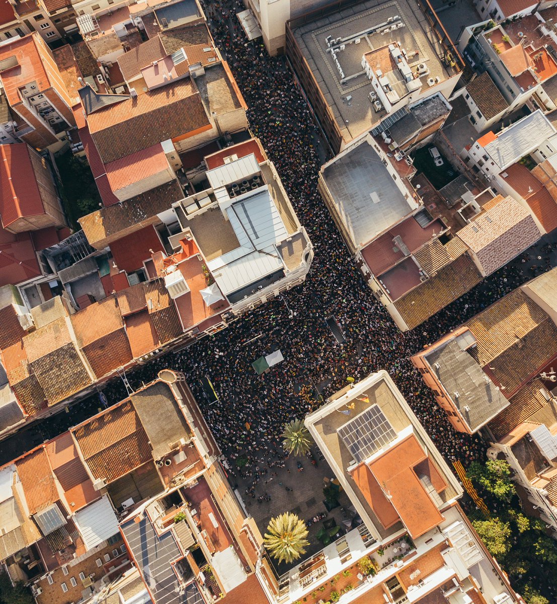 FerranClotet's tweet photo. Més imatges aèries d'avui a Badalona #3oct  @bdncom @VilaWeb @diariARA @mariadolorsa @referendumbdn @omnium @assemblea @AjBadalona @324cat https://t.co/AOxLOCf6Vy
