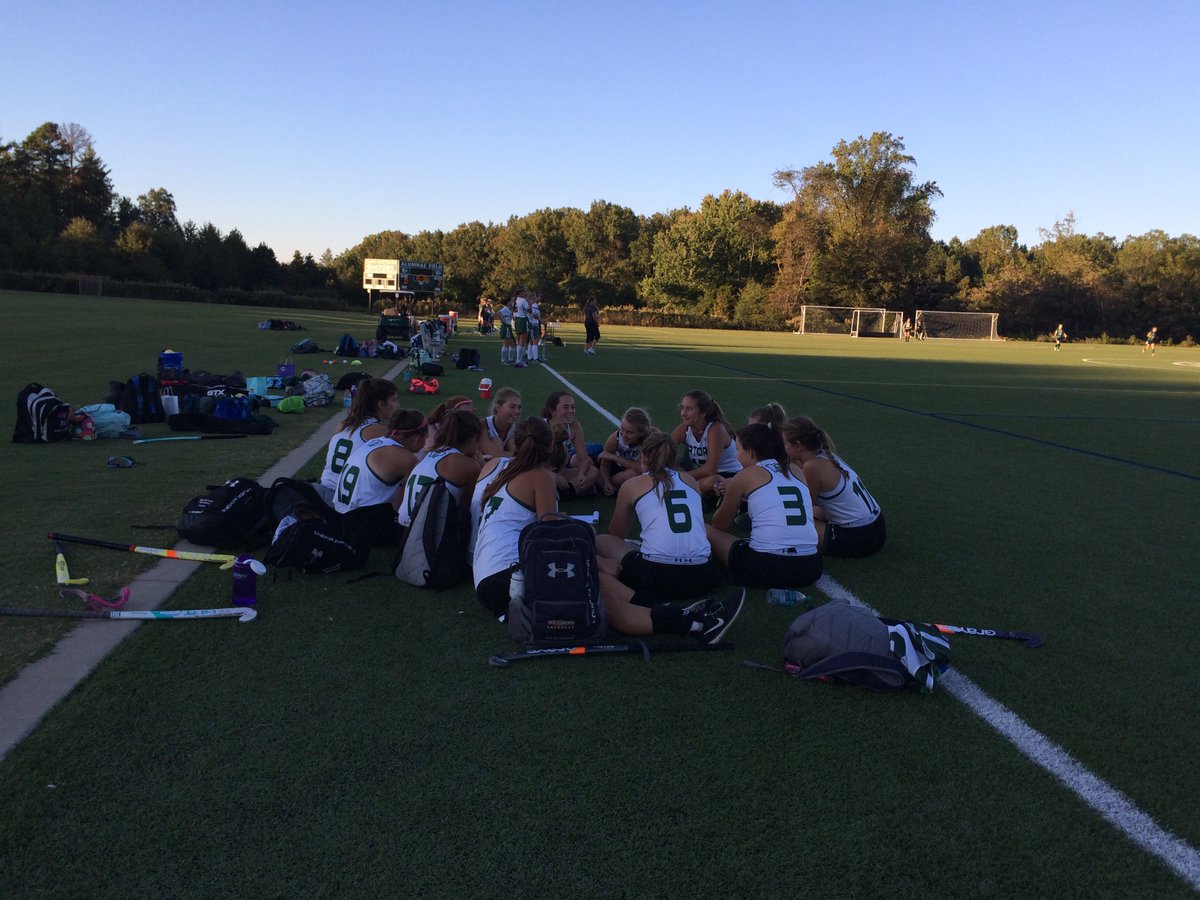 SGHSGators's tweet photo. Together in victory and in defeat. #gatorsisters https://t.co/R2INo5bhCM