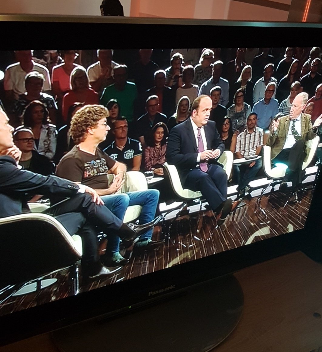 Schlimm, dass ein ernsthafter Denker unserer Gesellschaft in einer Runde mit so einer Witzfigur sitzen muss. 
Armer Atze.
<a href="/atzesrevolution/">Atze Schröder</a>