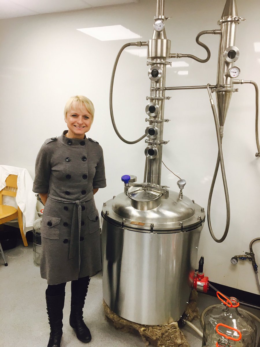 urban_grapevine's tweet photo. Thanks @BatchBrew for a great visit. Love your ethos and your #gin #whinberrygin #Burnley #NewtonleWillows #gintasting #ginbar https://t.co/44sRNLVOFH