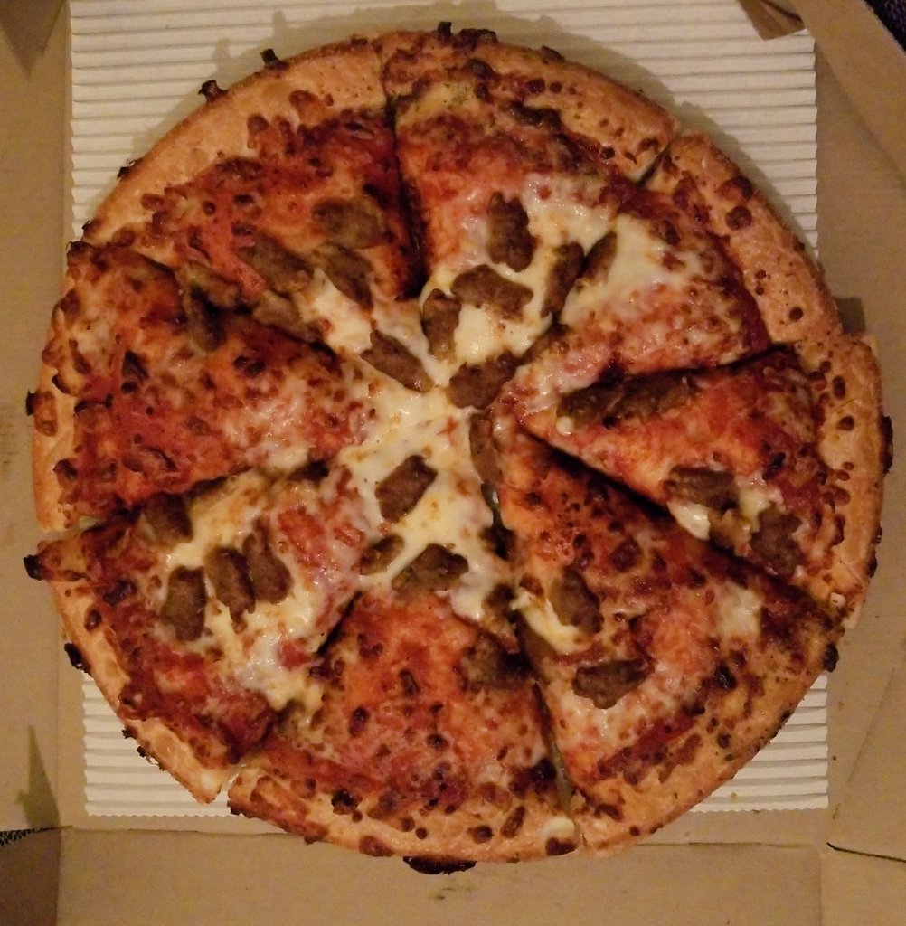 itsantisha's tweet photo. Was in the mood for a pizza and this is what I was delivered from @pizzahut tonight. #wheresthecheese #pizzahutfail https://t.co/o3FyFmgsHl