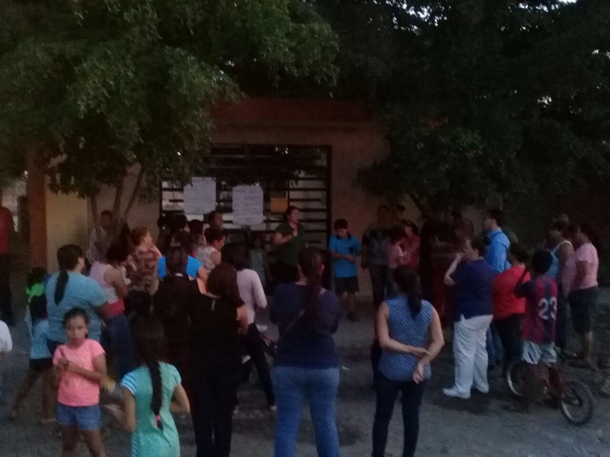 imeldacastromx's tweet photo. Hoy #TardeNoche reunión con vecin@s de Santa Rocío #SinLuzEnLaEscuela #mosquitos #ColapsoDrenaje #CallesDestrozadas etc. @AyuntamientoCLN https://t.co/eDVX6acCTd