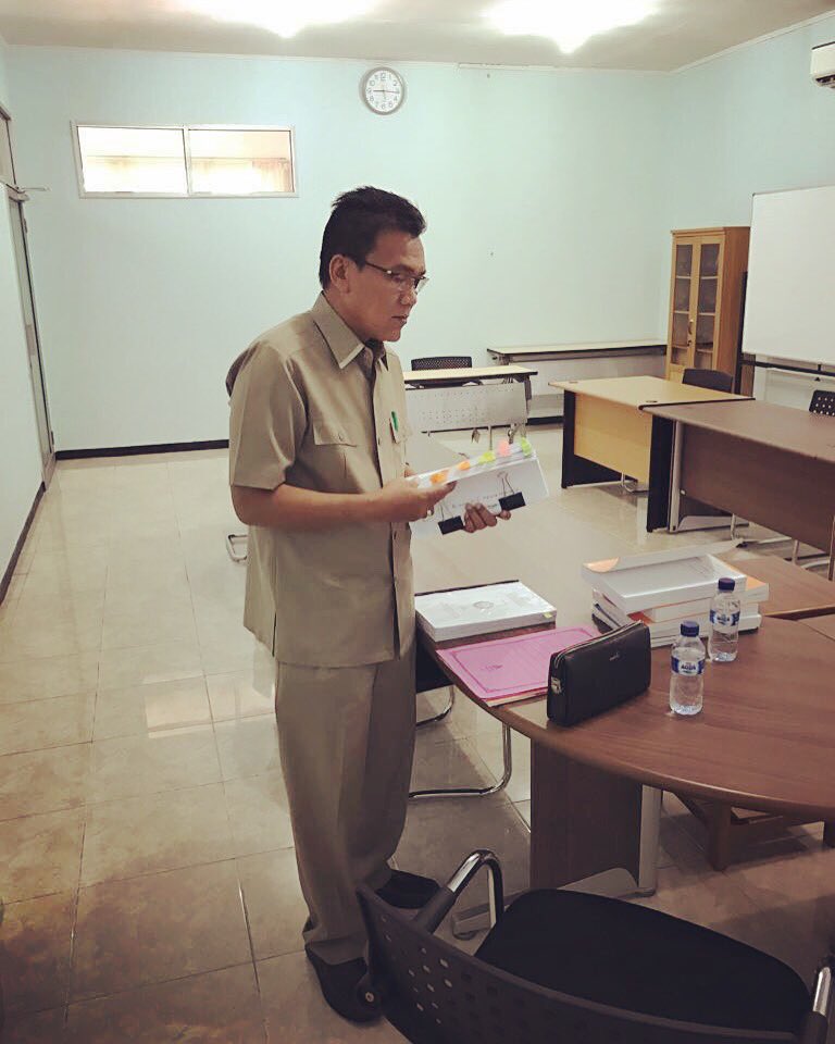 Pagi pagi menunggu Dosen Pembimbing Disertasi itu sesuatu banget....#janganlupabelajar #zamannow