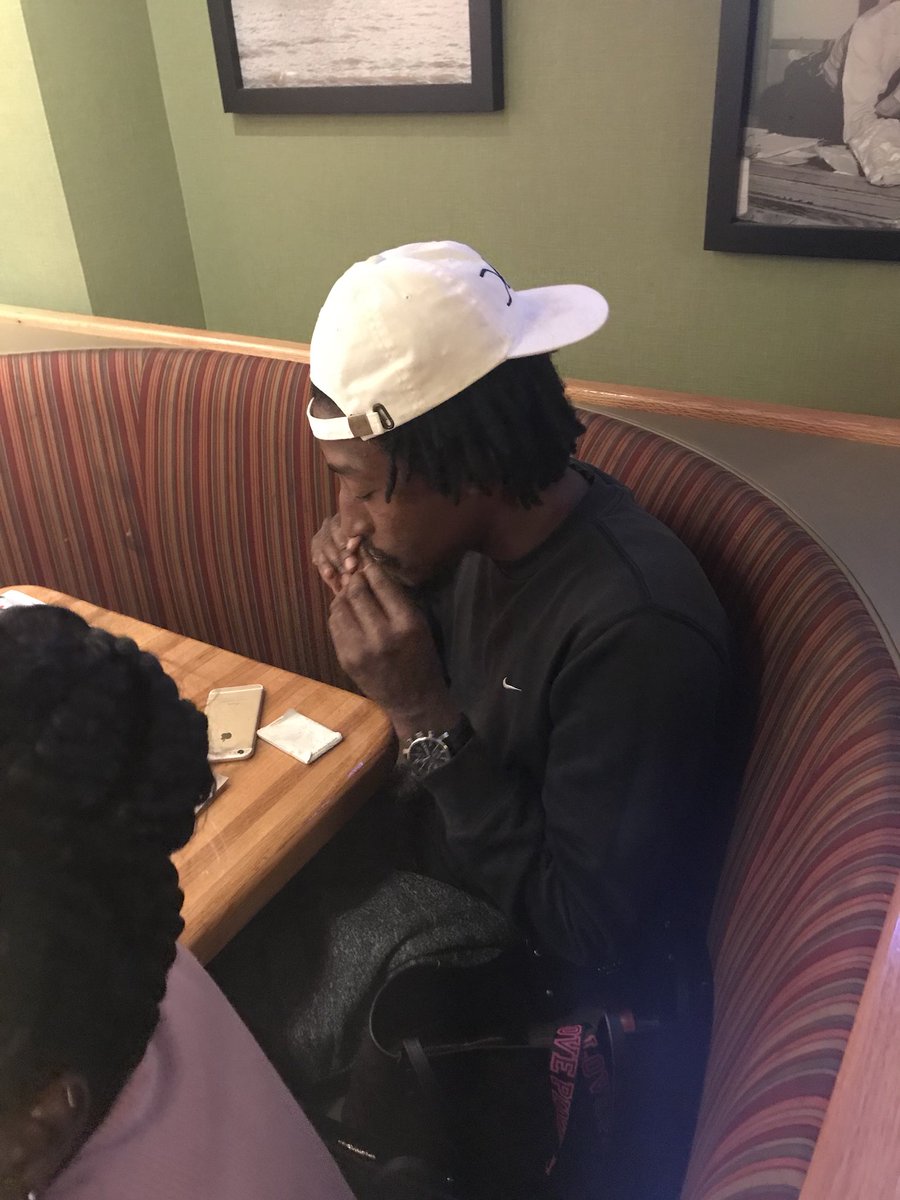 MrsLadyJai's tweet photo. This nigga @DBlockDeuce_215 is rolling up in Applebee’s!!! https://t.co/Hqi3ASDAcB