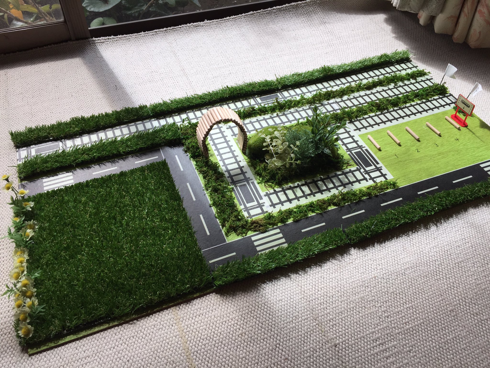 Bittersweet194 ジオラマ風トミカプラレール遊び場 道路柄マスキングテープと線路柄マスキングテープが使いたくて作りましたヽ 3 ﾉダイソー大活躍 ジオラマ風 ダイソー 無駄に本気出す