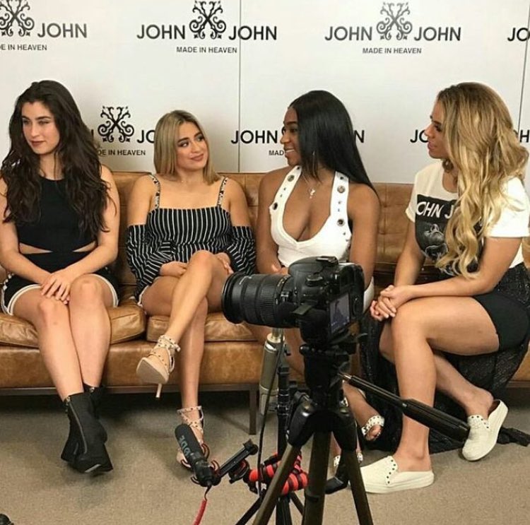 5HBrasil's tweet photo. FOTO • Fifth Harmony dando entrevistas na coletiva de imprensa da "John John" em São Paulo. #WelcomeToBrazil5H https://t.co/aLiJey89JY