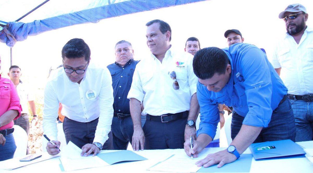 Sedesolhn's tweet photo. La #SEDIS y la Fundación #Predisan firman convenio el cual construirá un total de 30 viviendas completas. https://t.co/B3TKyS93Zk