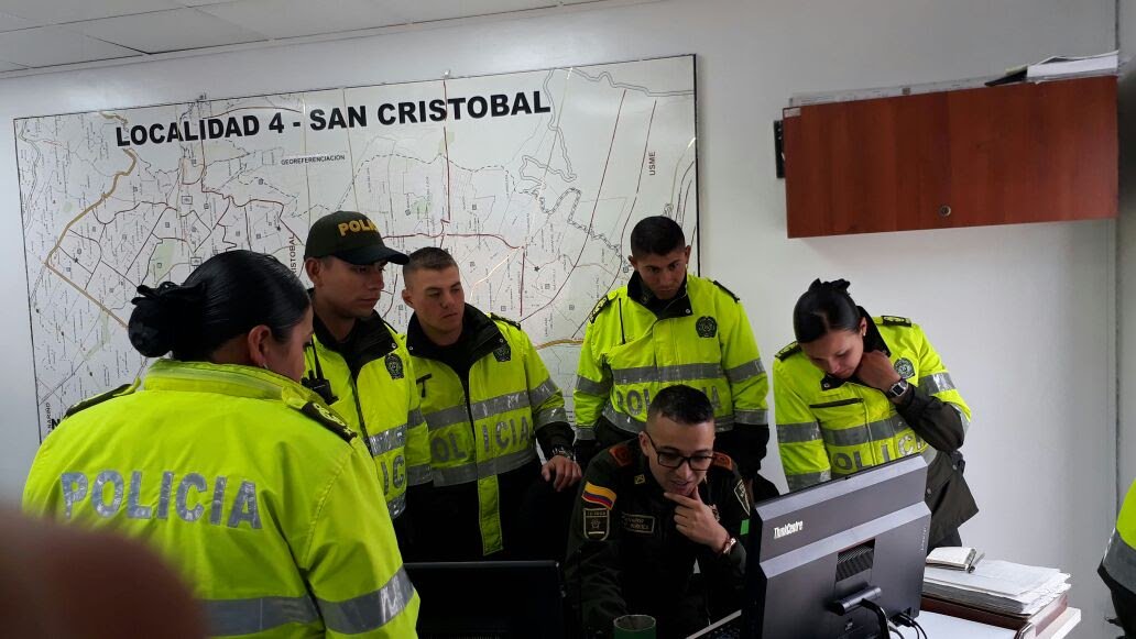 PoliciaBogota's tweet image. Nuestros alféreces de @EscuelaDCadetes en su etapa de prácticas, con dedicación y disciplina se forman para servirle a la comunidad.