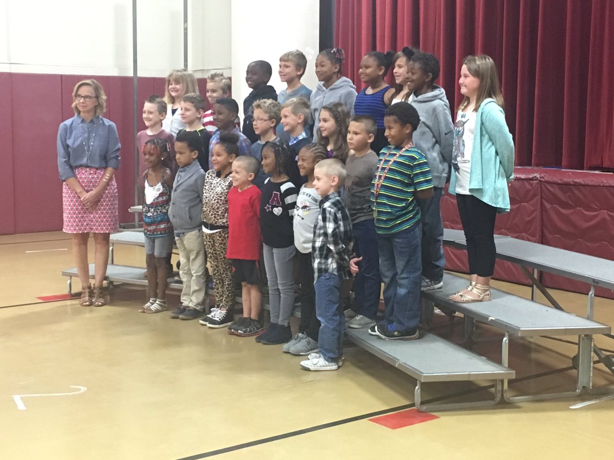 WoodridgeWES's tweet photo. Lots to smile about at picture day!! @RipchoStudio https://t.co/W7TIWljldU