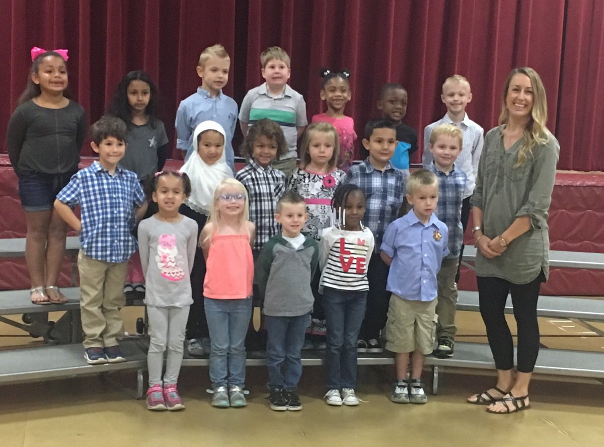WoodridgeWES's tweet photo. Lots to smile about at picture day!! @RipchoStudio https://t.co/W7TIWljldU