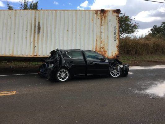 2 hurt in separate crashes involving semi-trucks, slowing Oahu traffic. Photos courtesy: <a href="/HonoluluEMS/">Honolulu EMS</a>. #HItraffic  808ne.ws/2xWZ7QQ