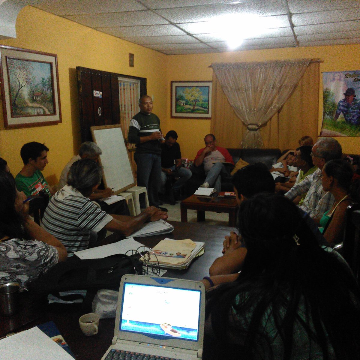 ADSantaAna's tweet photo. Reunión política en la sala situacional Pedro Ibáñez
#SiritSabeYPuede  #FalconPuede https://t.co/PplfxChKHd