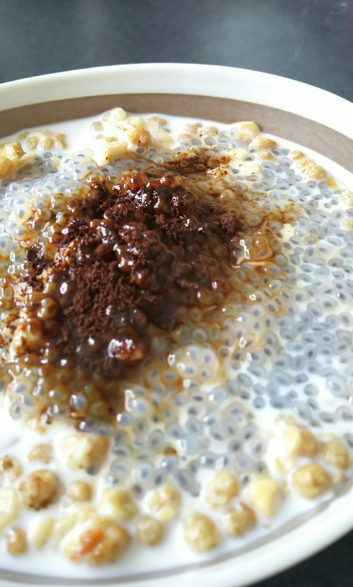 ヒロママ 朝ごはん フルグラに牛乳を注ぎ 水で戻したバジルシードをたっぷり入れます アクセントにコーヒーの粉をかけると バジルシードシリアル の出来上がり ๑ ڡ ๑ いただきます フルグラ バジルシード ダイエット T Co