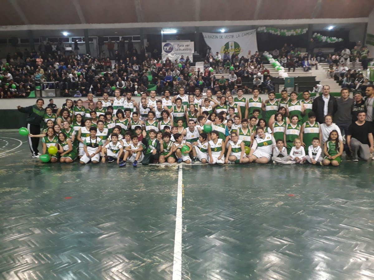 BasquetTotal's tweet image. #DTAxBT en Pando hay fiesta y no importa nada. 11 años después vuelve a jugar en su casa.Todos juntos: su gente, las formativas y el plantel