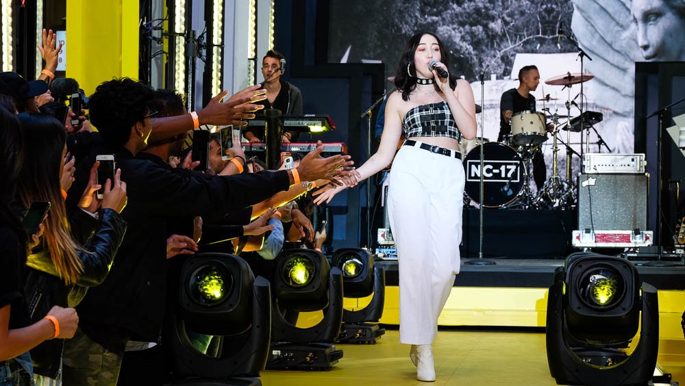 TRL's tweet photo. FOLLOWERS WHO RETWEET in the next 24 hrs have a chance to win a @noahcyrus t-shirt that you can worship forever 🙏🏽 https://t.co/U4RzSr0sIL https://t.co/7sHwkzR23R