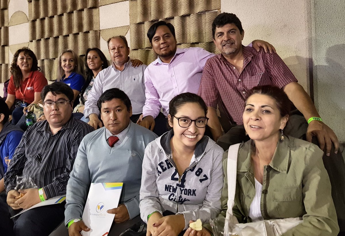 El Equipo de <a href="/APOYOabogados/">APOYO Abogados</a> asistiendo a la charla de Ismael Cala en COCHABAMBA