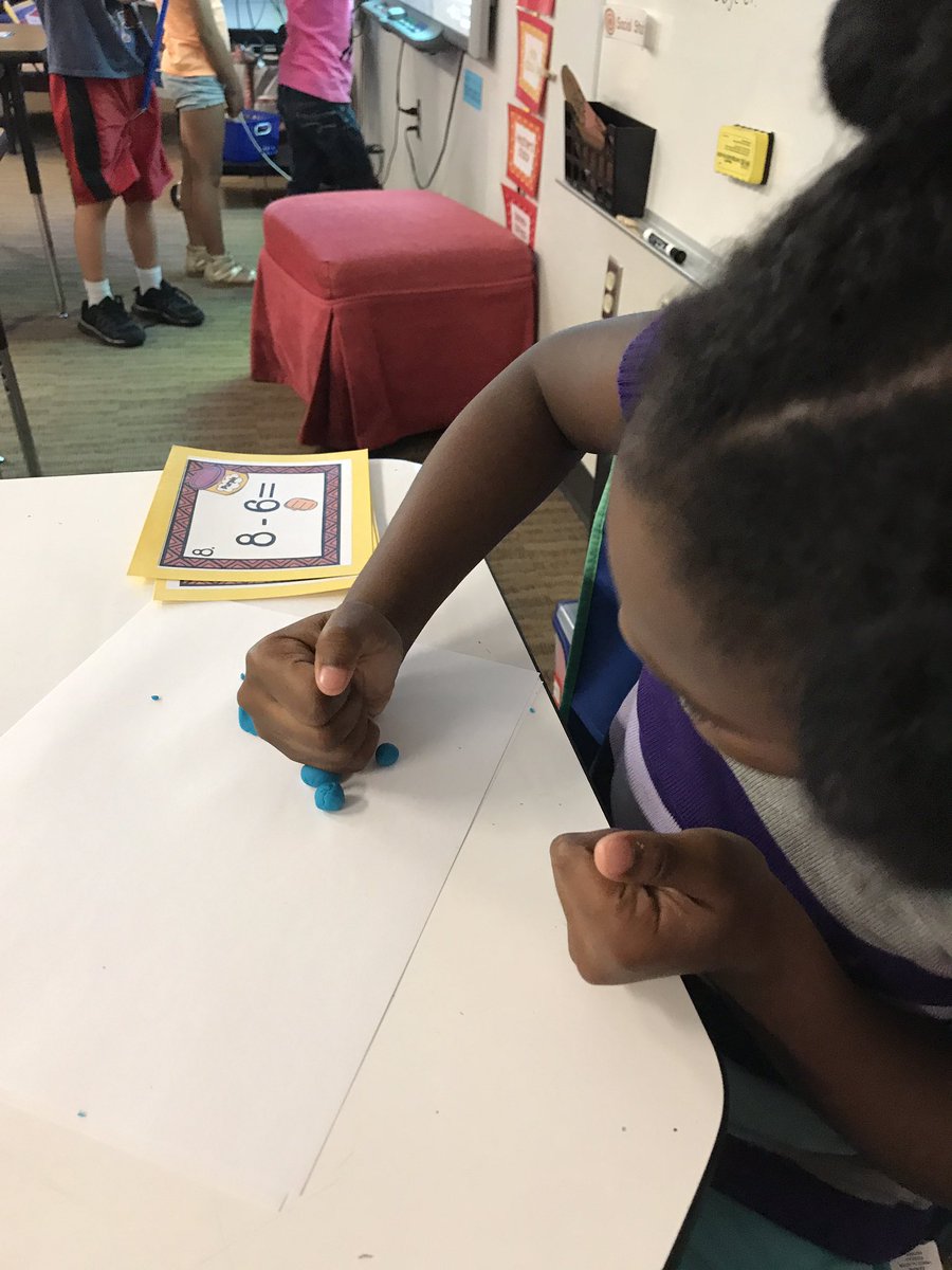 srscottLES's tweet image. Hands and minds are always on in first grade! #scienceandmath #handson #whatstudentsneed @LeaphartElem