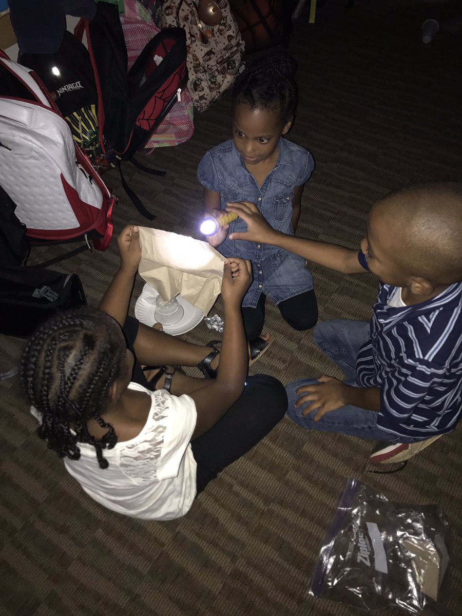 srscottLES's tweet image. Hands and minds are always on in first grade! #scienceandmath #handson #whatstudentsneed @LeaphartElem