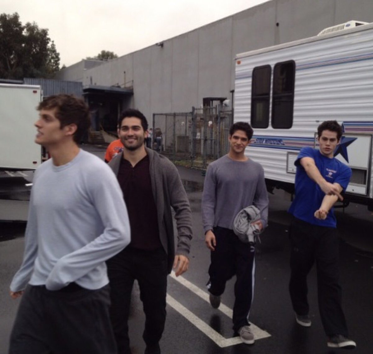 Nova/velha foto de Daniel com Dylan O'Brien, Tyler Hoechlin e Tyler Posey  no set de Teen Wolf., image size:1200x1137