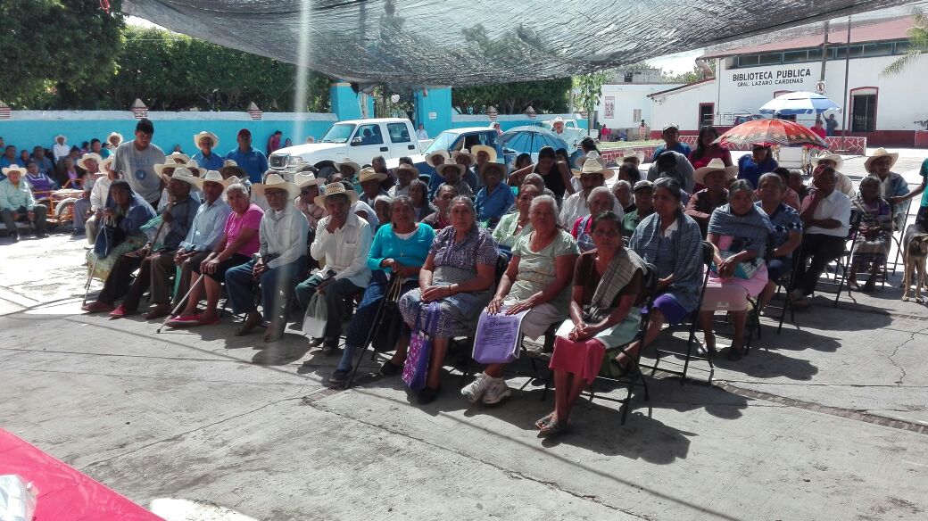 MarioAAldana's tweet photo. Inicio operativo #mas65 atendemos 416 adultos mayores en Telixtac y localidades de Axochiapan #ReactivacionEconomica @Jorge_Meade https://t.co/zJo87ydPNT