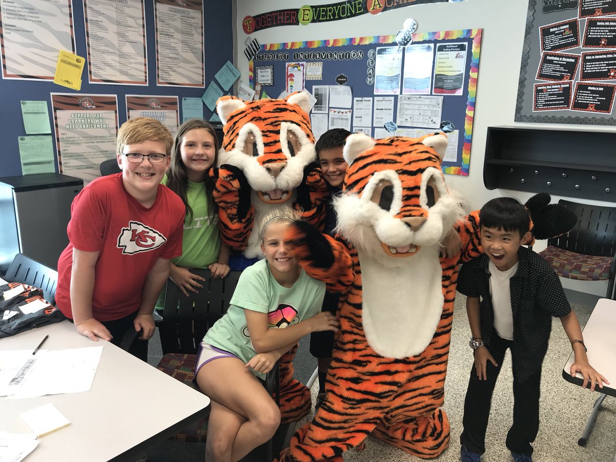 RavenwoodTiger's tweet photo. Mascot &amp; Mascot Security Training at Ravenwood! PAWS and POPPY the Tigers always spread Tiger Love! 🐯💙#mascottraining #itsgreattobeatiger https://t.co/9fuWiziHWX