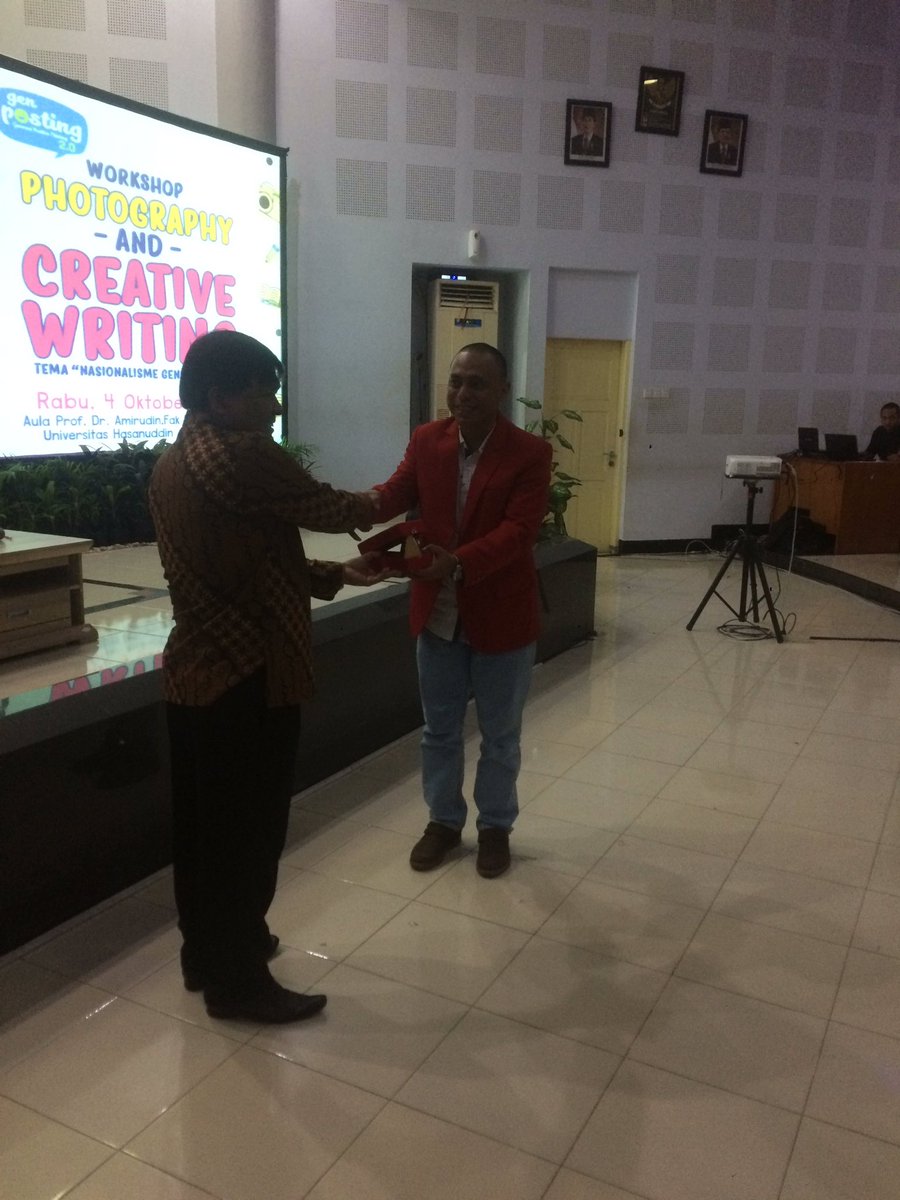 genposting's tweet photo. pihak @genposting dan @hasanuddin_univ saling bertukar cenderamata nih geng.. pertanda apa ya?🤔 https://t.co/BYERkFgOG2