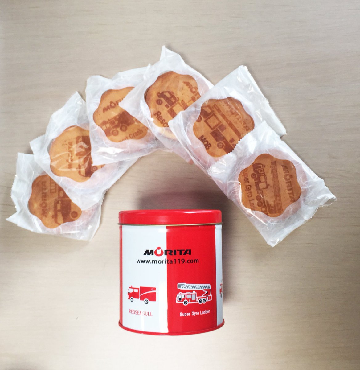Moritagroup בטוויטר 店長ミラクルンより こちらは Newモリタ缶せんべい 赤と白を基調とした消防車のイラスト 入りの缶に 優しい味わいの玉子せんべいが入っているよ おせんべいには消防車６種のイラストの焼き印入りで ２枚ずつ個包装されているよ T