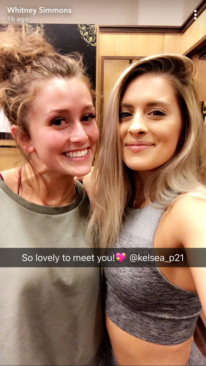 IsiFerrier's tweet photo. Excuse me @whitneyysimmons but can you please tell me what these cute ass sets you’ve been wearing are!!!! https://t.co/Kf7QeUc15X