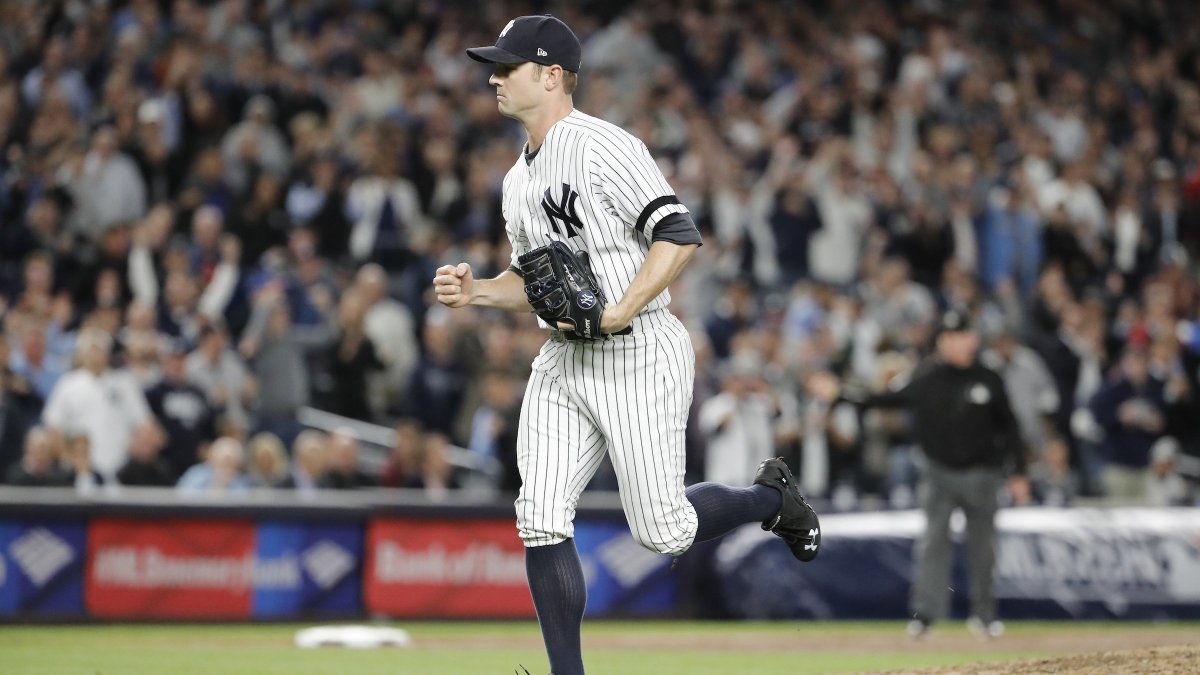 Yankees's tweet photo. Standing ovation after 3-plus CLUTCH innings from D-Rob! 🙌👏
3.1 IP, 3 H, 0 R, 1 BB, 5 K. (52 pitches, 38 strikes) https://t.co/C6YNNost3k