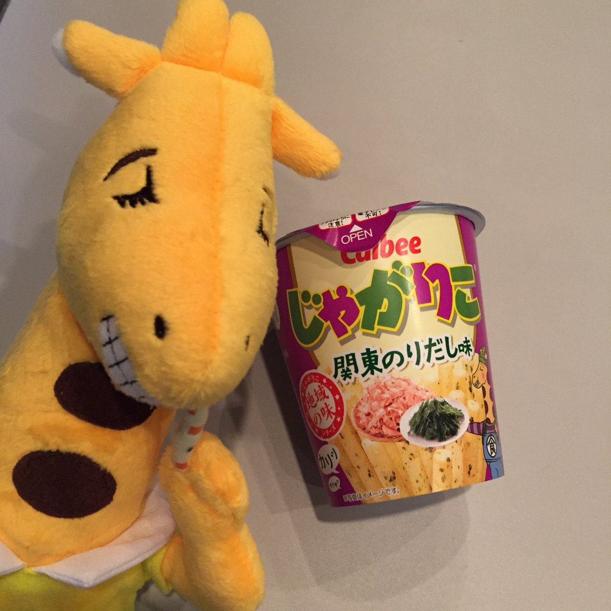 Calbee_JP's tweet photo. 関東・中部（新潟・長野・山梨・静岡）の地域限定「じゃがりこ 関東のりだし味」のりの風味をかつおだしと醤油で引き立てた、関東風ののりだし味です☆
コンビニ先行販売中！
※それ以外のお店では10/16発売です https://t.co/JNbUaUoYbl