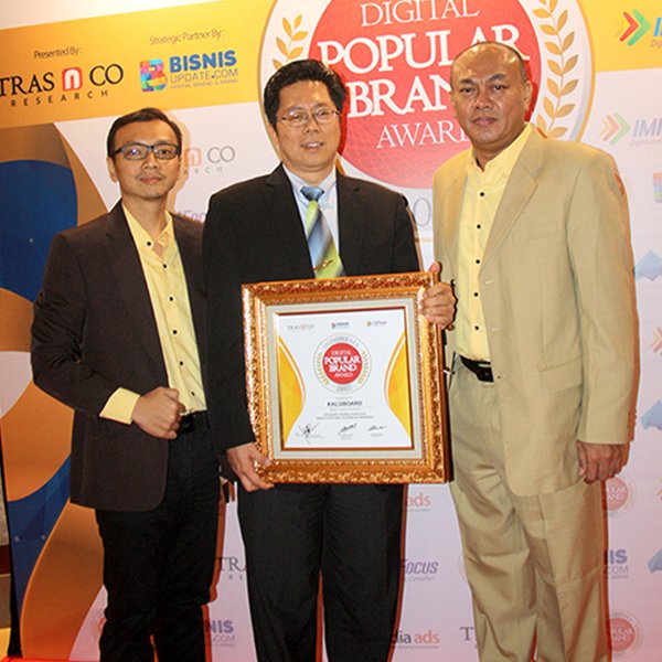 Kalsi_id's tweet photo. Terimakasih Netizen, Kalsiboard paling populer di ranah digital #IndonesiaDigitalPopularBrandAward2017 #Kalsiboard #CalciumSilicateBoard https://t.co/5J4HfKAPG6