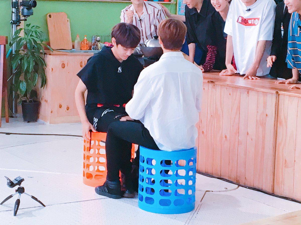 mbcmusictheboyz's tweet photo. 추석엔 역시 씨름👍🏻👍🏻 더보이즈의 허벅지 장사는 누구일까요? 오늘 저녁 8시 30분 엠비씨 뮤직에서 방송으로 확인하세요😎 #꽃미남분식집 #리모컨사수 https://t.co/zPPOT88Asd