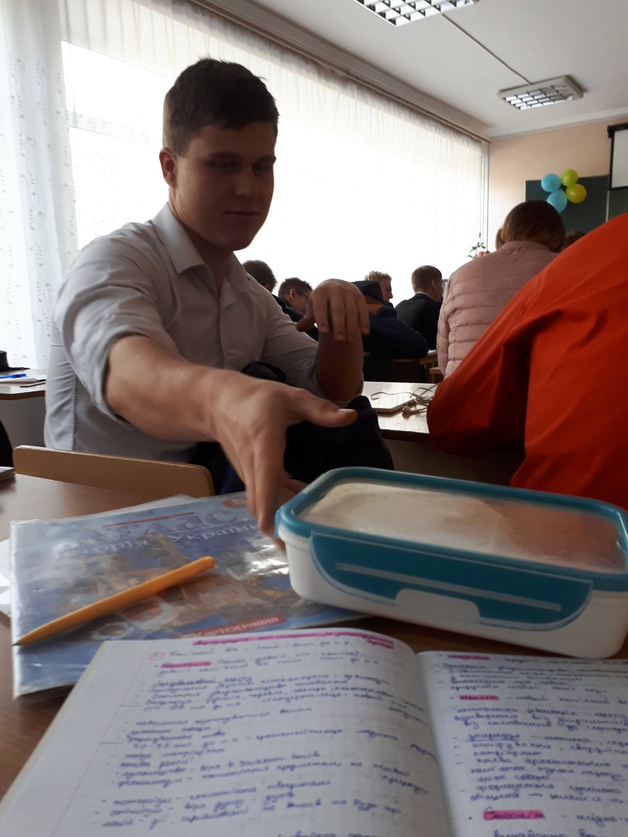 Litviiinenko's tweet photo. Урок биологии, через 10 минут заканчивается урок 
Я: ты собираешься?
Лященко:Я тебе больше скажу, у меня по расписанию обед 👌 https://t.co/AH3wkKQU4v